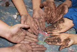 Das Bild zeigt schmutzige Kinderhände nach dem Bau der Modelle des LGS-Geländes.