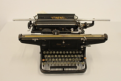 Es ist eine Schreibmaschne zu sehen. Der Firmenname verweist auf Continental. Es ist kein Blatt eingelegt.