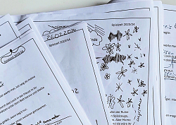 Blätter mit Notizen und Zeichnungen