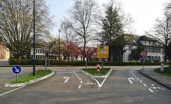 Das Bild zeigt einen Blick auf die Kreuzung Werderplatz / Tiergarten, dahinter die Lahrer Rathäuser 1 und 2. Gut zu erkennen die neuen weißen Markierungen für Radfahrer auf der Fahrbahn.