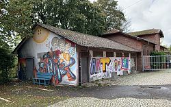 Ehemaliger Schweinestall auf dem Gelände des Lahrer Schlachthofs - ein flaches Gebäude mit bunten Graffiti