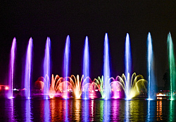Wasserfontänen mit buntem Licht beim Lahrer Seeleuchten