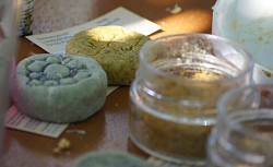 Das Foto zeigt mehrere verschiedene Seifensorten, die selbst hergestellt werden. 