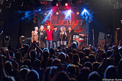 Das Foto zeigt die Gruppe &#34;Die Seilschaft&#34; auf der Bühne.