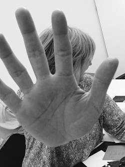 Frau in Abwehrhaltung