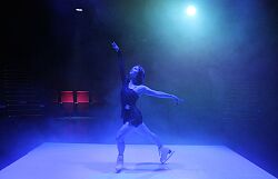 Szenenfoto, ein Mädchen auf Schlittschuhen