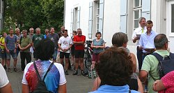 Zu sehen sind Bürgermeister Tilman Petters und Martin Stehr  vom Stadtplanungsamt im Kreis von zahlreichen Teilnehmenden des Stadtradelns 2018 vor dem Rathaus in Lahr.