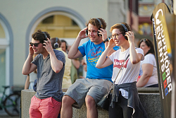 Junge Menschen mit Kopfhörern auf dem Lahrer Marktplatz.