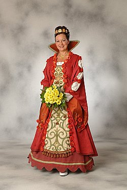 Chrysanthemenkönigin 2007, Simone I. Sie trägt eine königliche Robe in Rottönen, eine goldene Krone aus stilisierten Blüten und einen Strauß aus gelben Chrysanthemen.