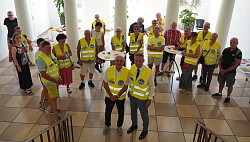 Oberbürgermeister Markus Ibert (vorne rechts) begrüßt den Vorsitzenden Jean-Pierre Aulon (vorne links) und die weiteren Mitglieder des Solex-Clubs Dole im Lahrer Rathaus.