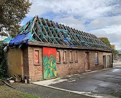 Ehemaliges Sozialgebäude auf dem Gelände des Lahrer Schlachthofs, ein Backsteingebäude mit Graffiti und eingestürztem Dach
