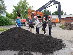 Betriebsleiter Herbert Schneider, Oberbürgermeister Markus Ibert, Bürgermeister Tilman Petters, Silke Kabisch, Leiterin Gebäudemanagement, und Dieter Meurer, Meurer Architektur Lahr, beim Spatenstich für das neue Büro- und Werkstattgebäude des Bau- und Gartenbetriebs Lahr