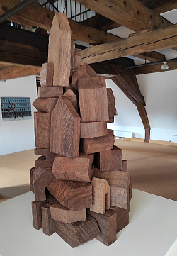 Werner Pokorny, „Spiel IV (Turm zu Babel)“, 2013, mit Blick in die Ausstellung