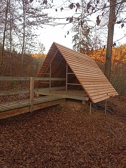 Neu gedeckte Hütte am Waldspielplatz in Kuhbach