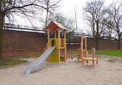 Neues Spielgerät auf dem Spielplatz in der Zeppelinstraße mit Rutsche und verschiedenen Klettermöglichkeiten.
