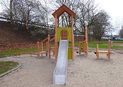 Neues Spielgerät auf dem Spielplatz in der Zeppelinstraße mit Rutsche und verschiedenen Klettermöglichkeiten.