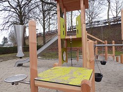 Neues Spielgerät auf dem Spielplatz in der Zeppelinstraße mit einer Rutsche und Möglichkeiten zum Klettern