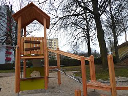 Neues Spielgerät auf dem Spielplatz in der Zeppelinstraße mit einer Rutsche und Möglichkeiten zum Klettern