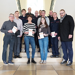 Bild (von links): Bernhard Schlager, Ralph Brucker, Max Weber, Birgitt Welle, Fabian Schmidt, Jannik Gießler, Philipp Trahasch, Alexander Maurer, Elizabeth Marple, Patrick Laug, Georg Schinke und Bürgermeister Guido Schöneboom auf der Treppe im Rathaus, vor dem OB-Büro.