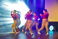 Eine Hip-Hop-Gruppe führt einen Tanz auf.