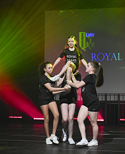 Tanzende Gruppe Royas Stars mit Hebefigur