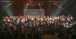 Gruppenbild aller geehrten Sportlerinnen und Sportler