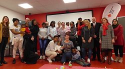 Gruppenbild mit Eltern verschiedener Herkunft, deren Kinder und Betreuer sowie Verantwortliche. 