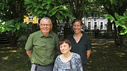 Das Bild zeigt die Sprecherinnen und Sprecher des Beirats für Belange von Menschen mit Behinderung im grünen Rathausinnenhof.