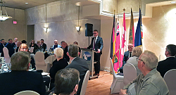 OB Markus Ibert steht in einem Festsaal an einem Rednerpult und hält eine Rede beim offiziellen Dinner anlässlich des 50-jährigen Bestehens der Städtepartnerschaft 