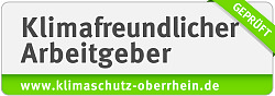 Das Bild zeigt ein Logo. Darauf steht &#34;Klimafreundlicher Arbeitgeber&#34; und der Zusatz geprüft.