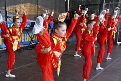 Eine Tanzgruppe während dem Auftritt auf der Bühne bei dem Marktplatz 