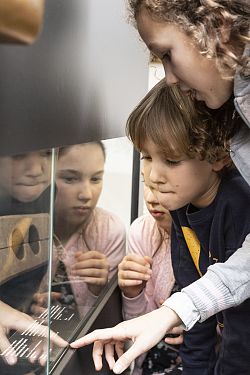 Kinder entdecken das Museum