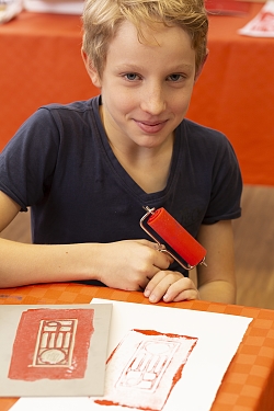 Das Foto zeigt ein Kind mit einem bedruckten Bild. 