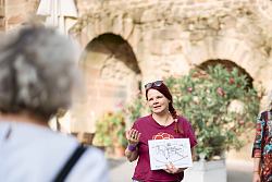 Eine Gruppe während der Stadtführung 