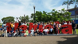 Lahrer Delegation bei einer Stadtführung in Alajuela, sie gruppieren sich um Großbuchstaben von Alajuela