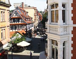 Blick aus einem oberen Stockwerk auf die oberer Marktstraße, im Vordergrund links das Bistro Wolkenkratzer