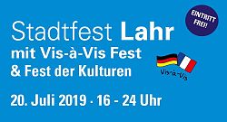 Auf blauem Untergrund ist in weißer Schrift zu lesen:&#13;&#10;Stadtfest Lahr mit Vis-à-Vis Fest und Fest der Kulturen. Eintritt Frei! 20. Juli 2019, 16 bis 24 Uhr. Daneben sind die Deutsche und Französische Flagge als Logo des Vis-à-Vis Zweckverbands abgebildet.