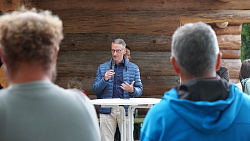 Lahrs Oberbürgermeister Markus Ibert mit Mikrofon vor dem Blockhaus in Sulz beim Stadtteiltag 2021