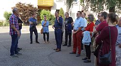 Oberbürgermeister Markus Ibert (Fünfter von links) im Gespräch mit Bürgerinnen und Bürgern beim Ortsrundgang durch Dinglingen