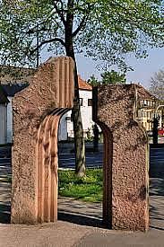 Zweiteilige Skulptur aus Sandstein, Baum im Hintergrund