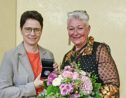 Ministerin Gentges steht neben Jackie Denyes