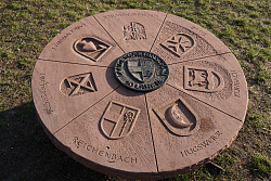 Der Stadtteilstein zeigt die Wappen der Stadt Lahr und der sieben Ortsteile Hugsweier, Kippenheimweiler, Kuhbach, Langenwinkel, Mietersheim, Reichenbach und Sulz. 