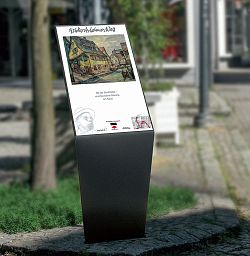 Das Bild zeigt eine Stele auf der ein Werk von Wilhelm Wickertsheimer, eine verschwundene Standansicht am Kanal, zu sehen ist.