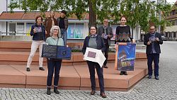 Die Künstlerinnen Annemarie Matzakow und Maria Cristina Tangorra (vorne, von links) erhalten den Projektpreis Sternschnuppen 2021. Mitte: Martina Mundinger, Leiterin Stadtmarketing, Christof Fischer-Rimpf, Koordinator Sternschnuppen – Kultursommer Lahr 2021, Cornelia Lanz, Leiterin Kulturamt, und Guido Schöneboom, Erster Bürgermeister (von links). Die Villa Jamm Artists Julia Lwowski und Maria Buzhor (hinten, von links) vom inklusiven Musiktheaterkollektiv TRISOLDE beteiligen sich am Programm mit Eins-zu-Eins-Performances.