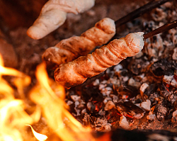 Stockbrot backen überm Lagerfeuer