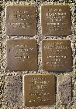 Stolpersteine gedenken an deportierte jüdische Bürgerinnen und Bürger.