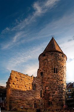 Der Storchenturm Lahr ist als Rest der Tiefburg der Geroldsecker bis heute erhalten.