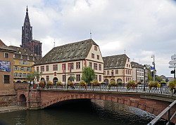Das Bild zeigt Straßburg mit Fluß, historischen Häusern und Münster. 