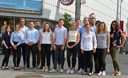 17 Gengenbacher BWL-Studierende beim Ortstermin in der Lahrer Marktstraße, in der letzten Reihe Professor Ingo Dittrich und Paul Robazcek, Operations Manager von Zalando Lahr, einer der beratenden Unternehmenspartner.