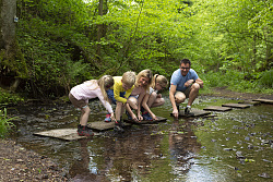 Eine Familie erkundet den Sulzbach.